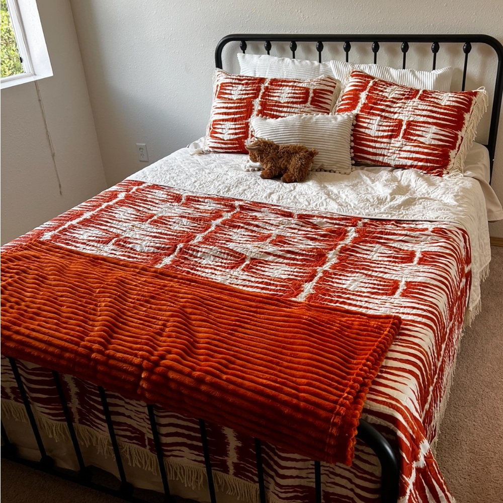 Burnt orange patterned bet set